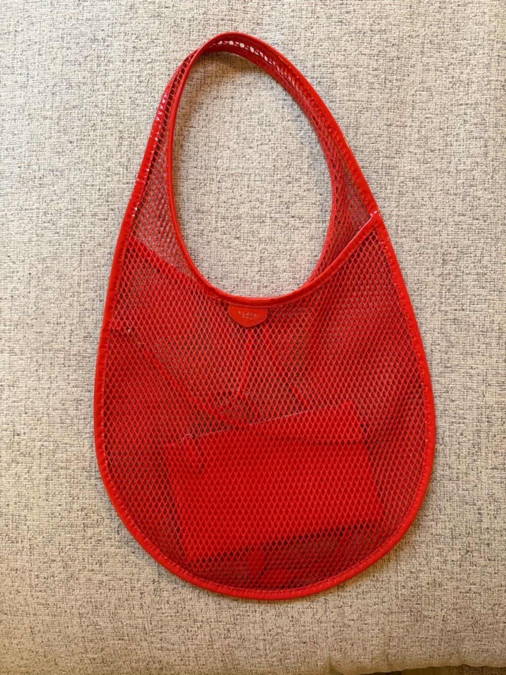 Alaïa Red Mesh Shoulder Tote with Glossy Pouch - Picture 3 of 4